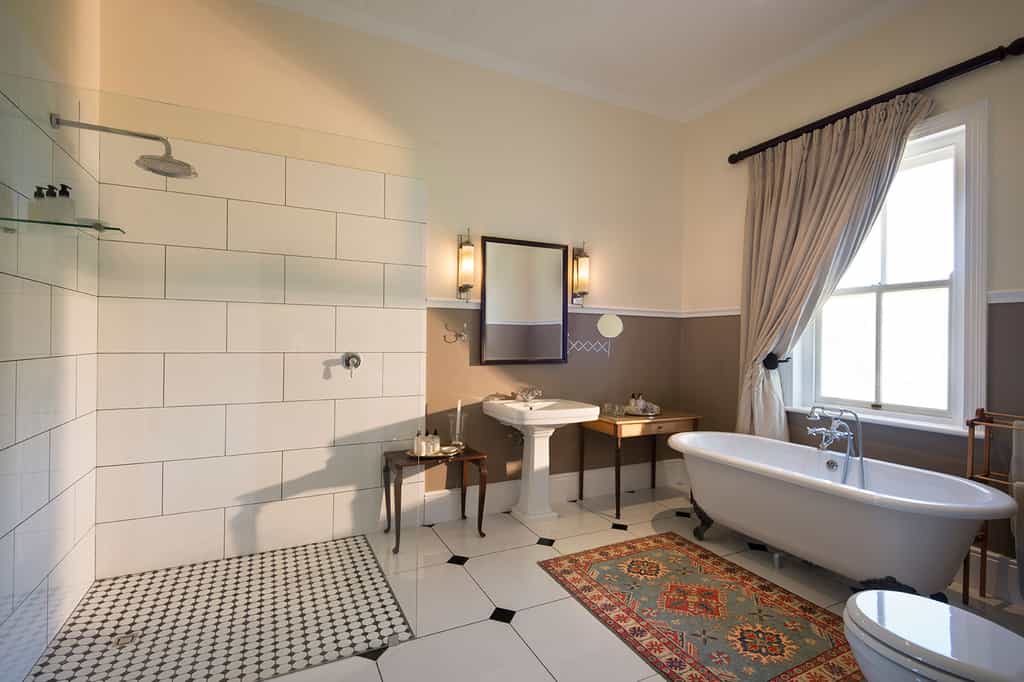 Each of the 4 intimate lodges and villas is located in private corners of the 22 000 ha/ 54 000 acre Reserve