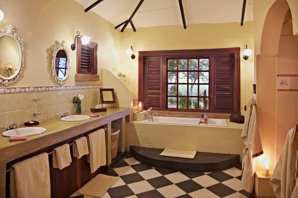 closed colonial Stanley suite - bathroom