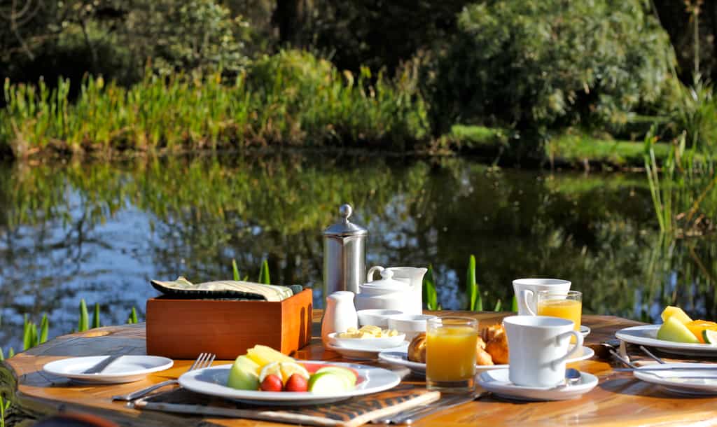 Meals can be taken outside, weather permitting, within the grounds of the Lodge and menus feature an array of international cuisine prepared by professionally trained chefs. A Tepinyaki hot plate also caters for those wanting something different. 