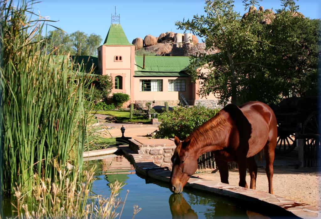 The main building of the Canyon Lodge hosts the restaurant and the reception.