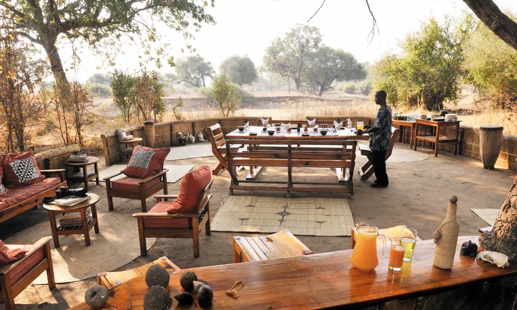 Main area with lounge, bar and dining.