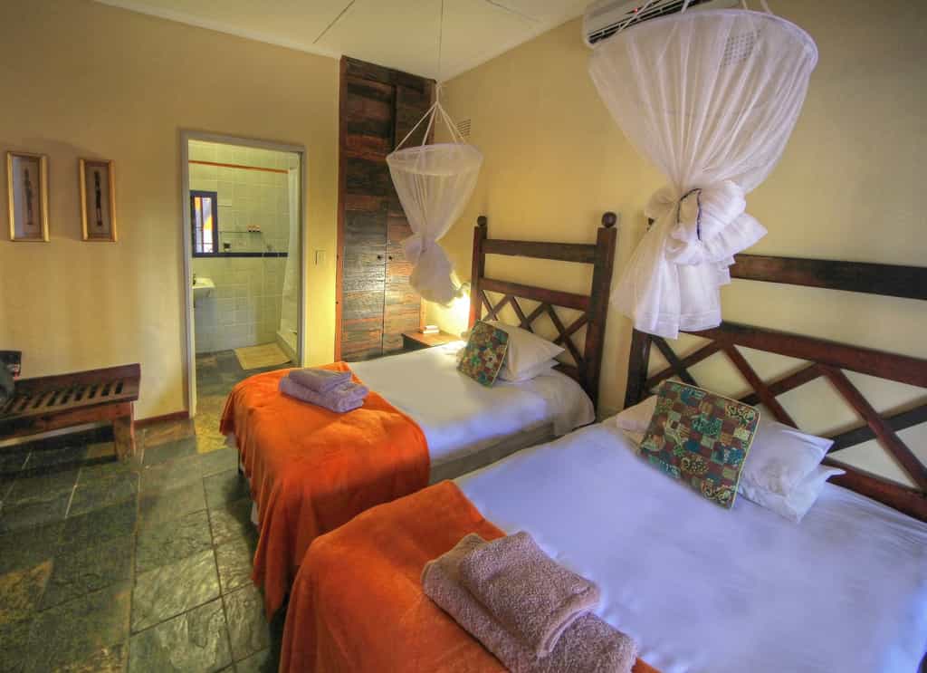 Standard twin room with en-suite bathroom