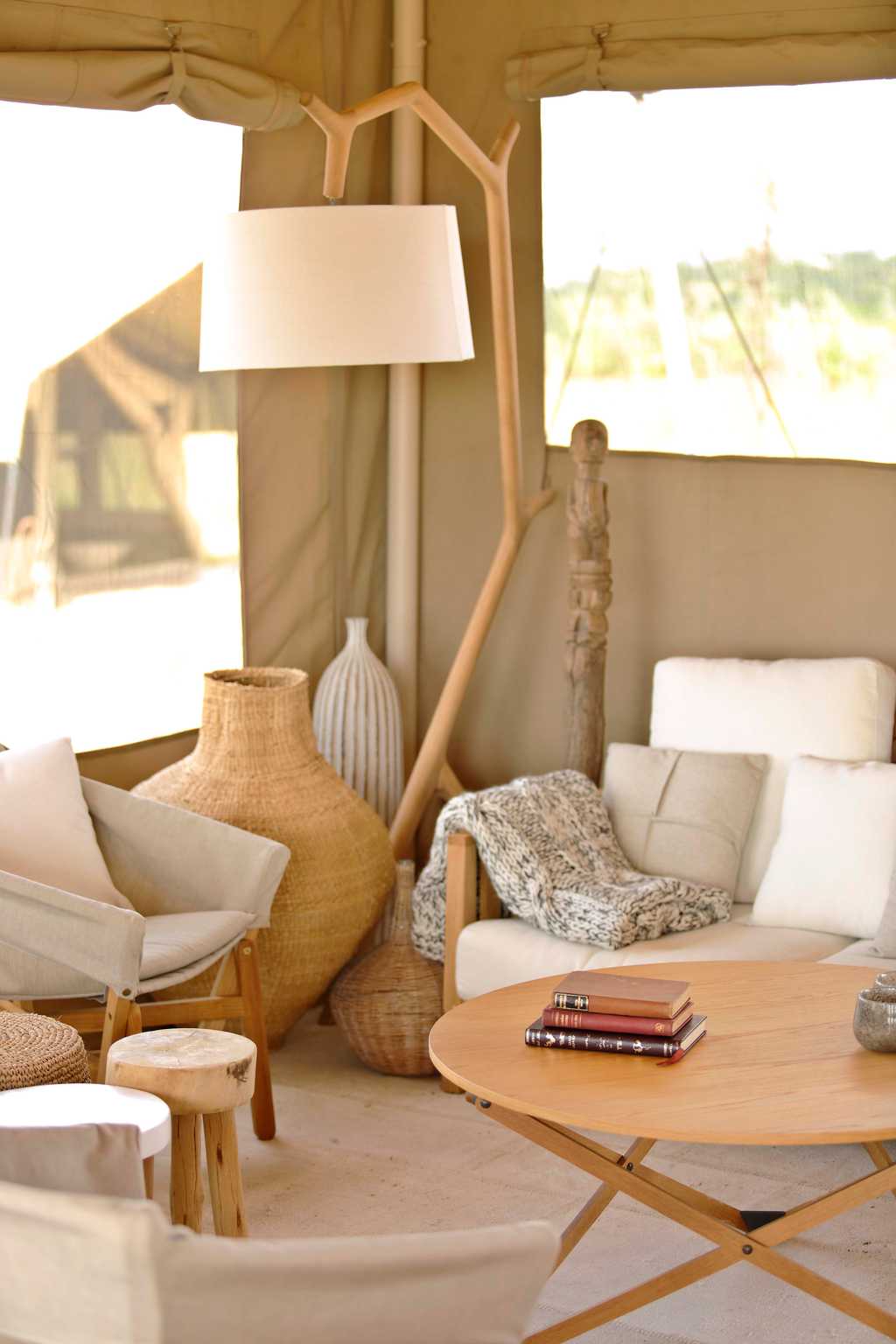 Roving Bushtops’ central mess tent provides superb breakfasts, lunches and dinners, providing a haven of sumptuous cuisine, set against the compelling beauty of the Serengeti. 