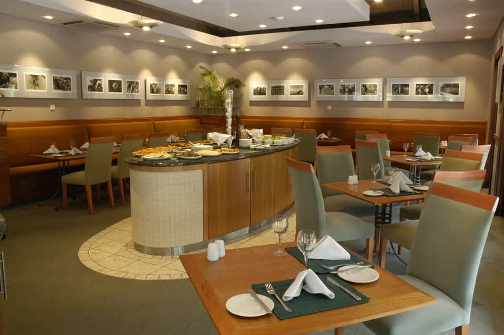 The Club Room Restaurant Seats up to 50 guests for breakfast between 7:00 and 10:30, lunch between 11:00 and 14:30 and dinner from 17:00 to 22:30. 