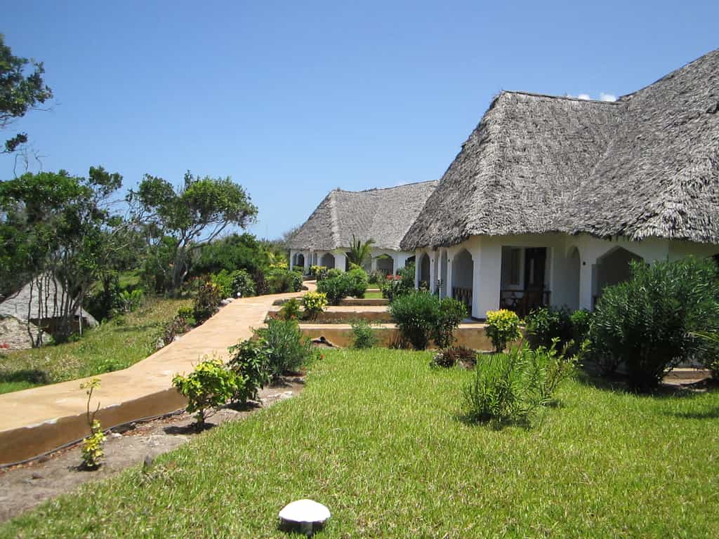 8 Ocean view, 7 garden view rooms and a villa on the beach with an outdoor Jacuzzi.  Restaurant on the cliff and a Infinity pool.