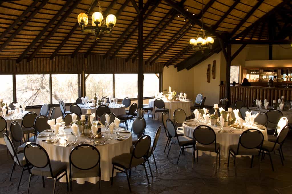 The lapa offers a beautiful romantic setting under thatched area, separate from the hotel itself and complete with its own bar and kitchen service. Ideal venue as a forum for launches, presentations, parties, events and weddings, with a capacity of 60 people.