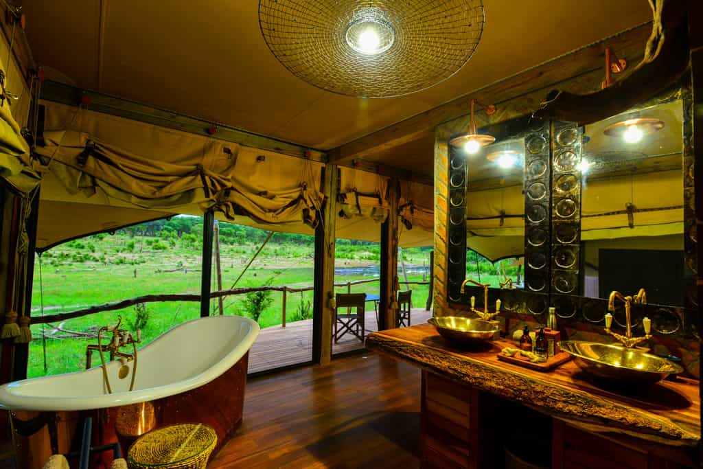 Bathroom at Somalisa Acacia Camp