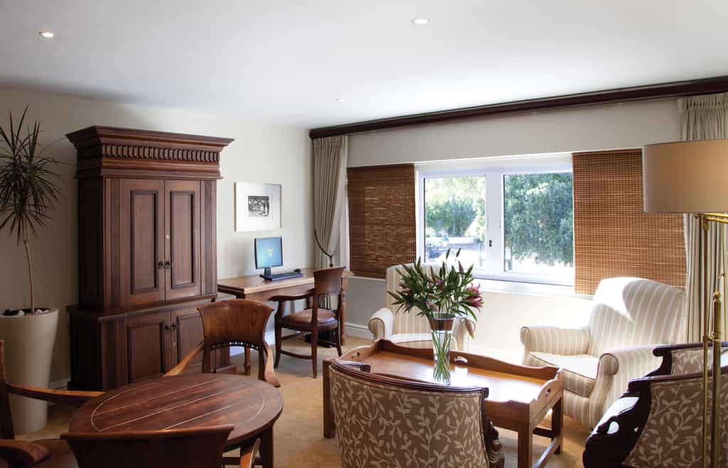 Located on the 1st Floor, geusts are able to relax in a comfortable setting. A Desktop Computer with Internet as well as a printer is available to guests. A small library is also available