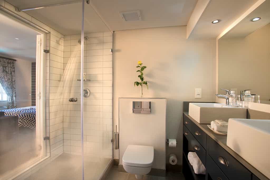 PortsWood Hotel Standard Queen Bathroom 