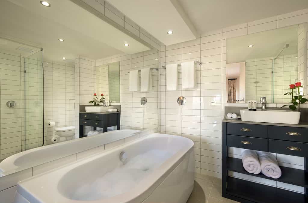 PortsWood Hotel Studio King Room Bathroom 