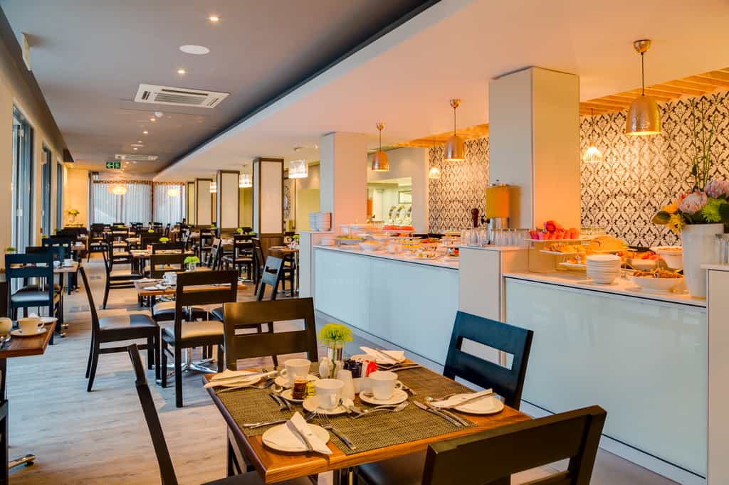 Stonebreakers Restaurant offers a la carte & buffet menus daily in a relaxed atmosphere with magnificent views of both the V&A Waterfront and Table Mountain. 