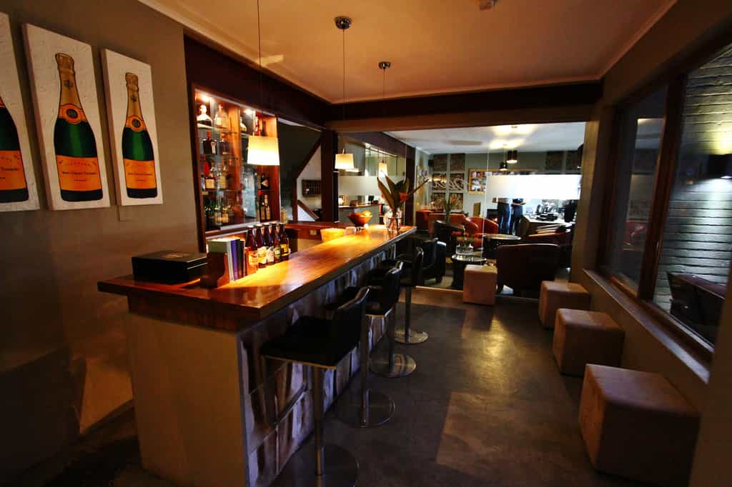 Our bistro and overlooks the hotel’s landscaped gardens. It features sandstone floors, deep leather couches and a walk-in wine cellar.