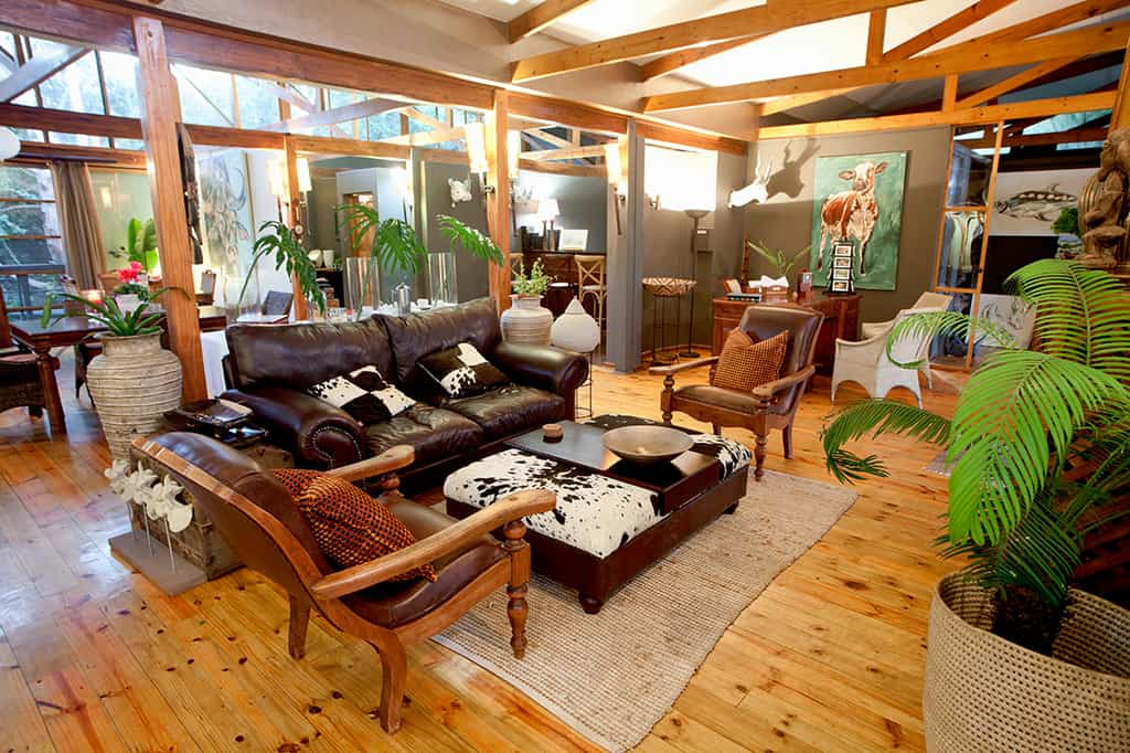 Lounge, Dining, Bar, Wifi & Small craft shop