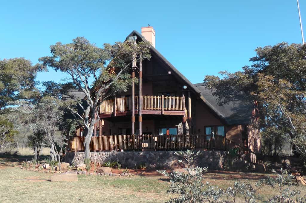 Built in 2009 and beautifully situated on the outskirts of Kololo, near the restaurant and pool with a beautiful view over the mountains of Kololo and Welgevonden, with an abundance of wildlife. These Villa's have 3 bedrooms, one of which is located on the first floor with a balcony. All rooms have their own bathroom and a separate toilet. The kitchen is fully equipped, the living room has an open fire place and on the spacious outside terrace there is a barbecue built into the chimney. 