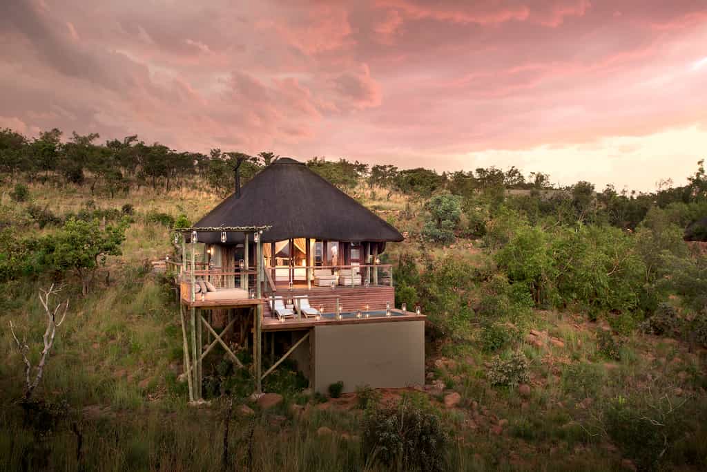 Mhondoro Game Lodge- Honeymoon Suite