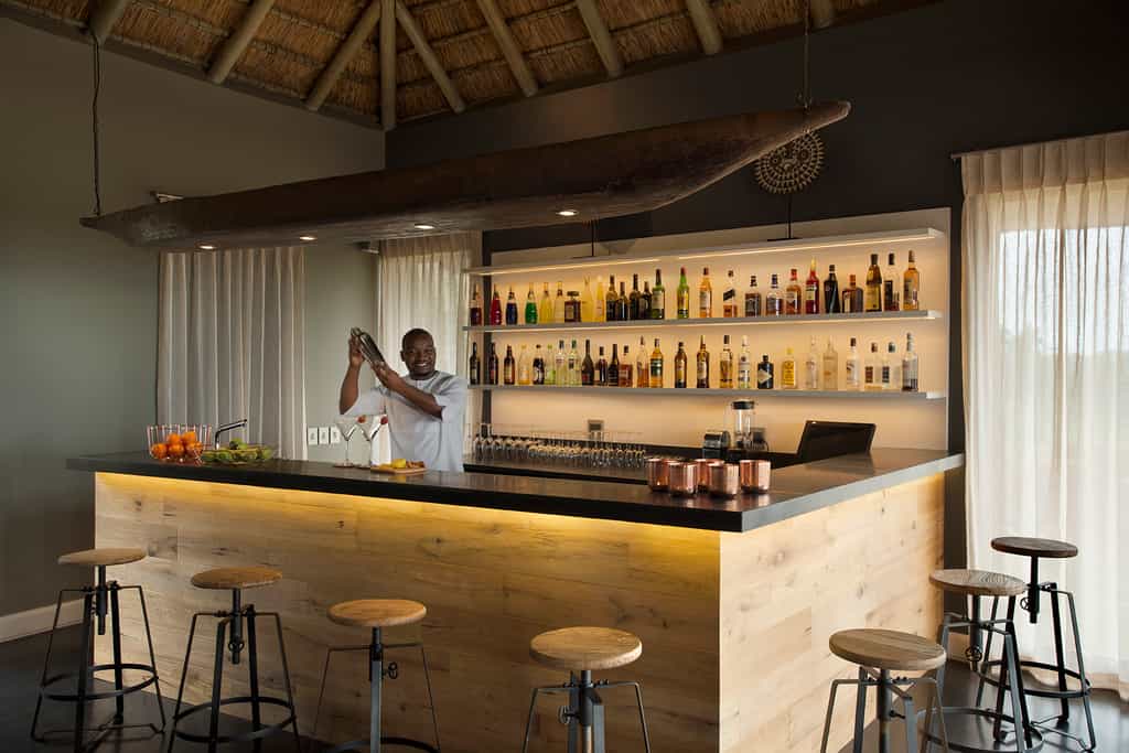 Mhondoro Game Lodge- Main lodge bar