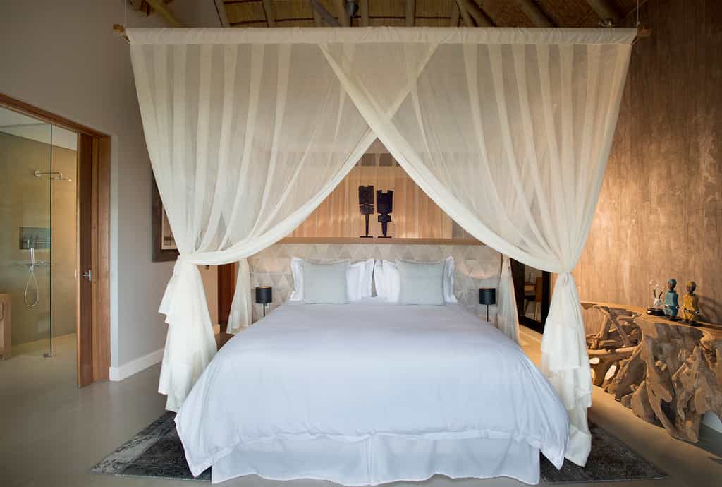 Mhondoro Game Lodge- Villa bedroom 2