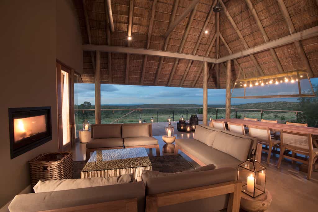 Mhondoro Game Lodge - Villla outside lounge