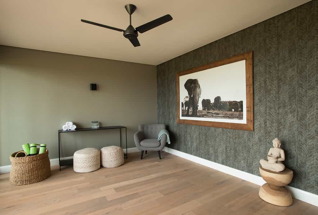 Mhondoro Game Lodge-Villa yoga room