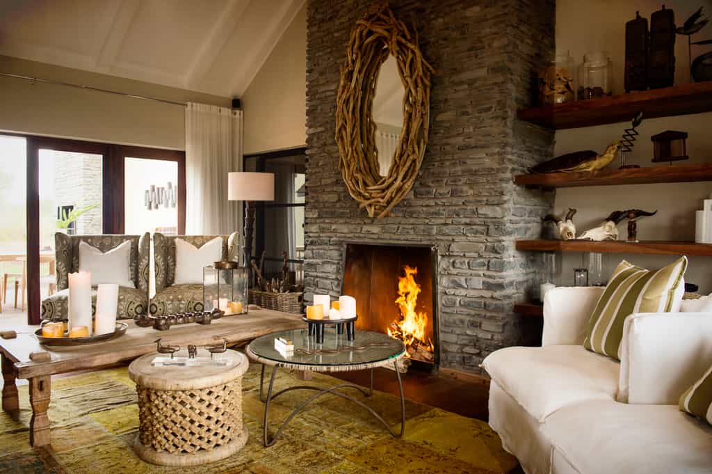 Siringit's inviting living room area opens up to the Pool Terrace on one side and the outdoor dinning & BBQ area on the other.