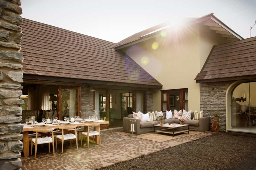 The Outdoor BBQ & Dining area provides guest with the opportunity to enjoy their meals while taking it magnificent gardens and bush setting that the Villa provides. 