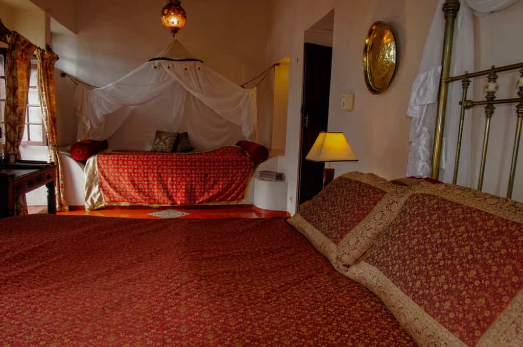 The (copper) bed with view to the lounge (extra bed)