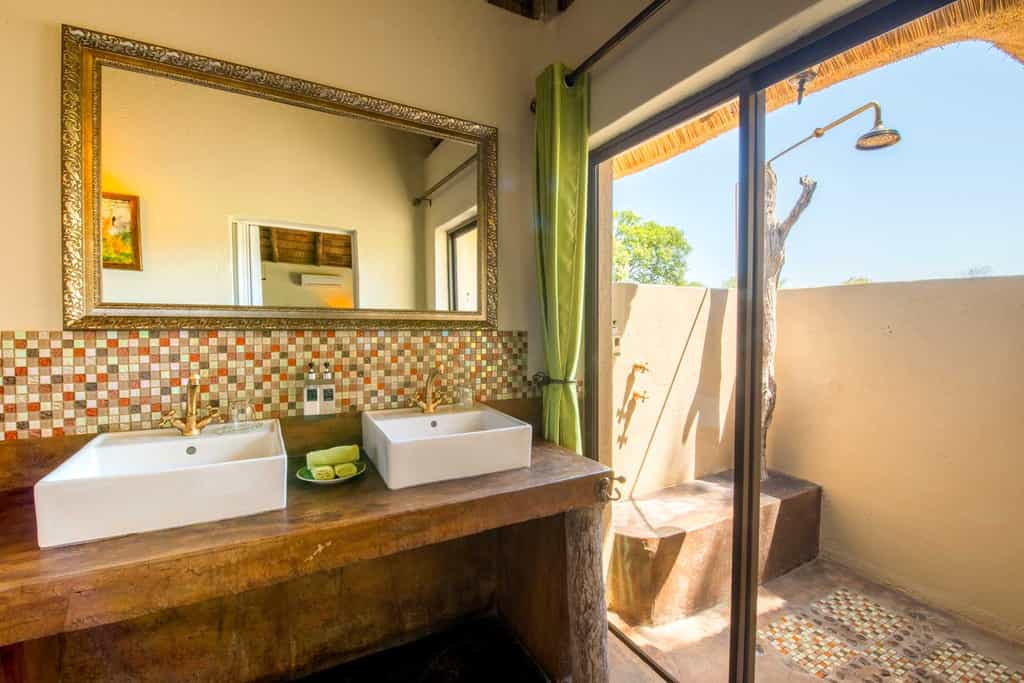Superior Suite en suite bathroom with outdoor shower