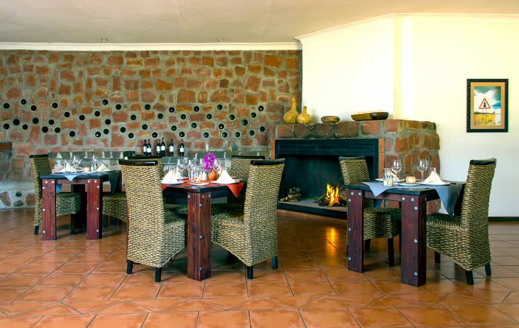 Typical Namibian farm-style dishes (set menu) are served in the restaurant (with bar, lounge, fireplace and free WLAN) of the Waterberg Wilderness Lodge.