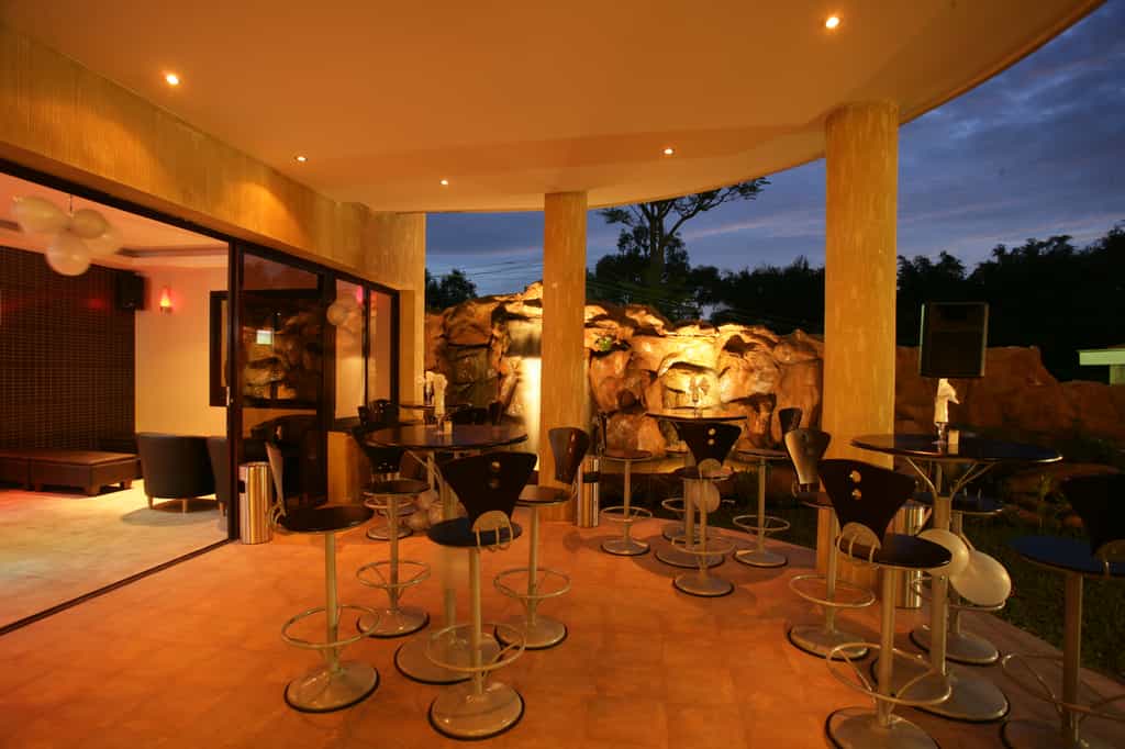 ​We have a Ladies Bar for guests, for sundowners, pre-dinner cocktails or get-togethers with colleagues after business meetings or conferences. 