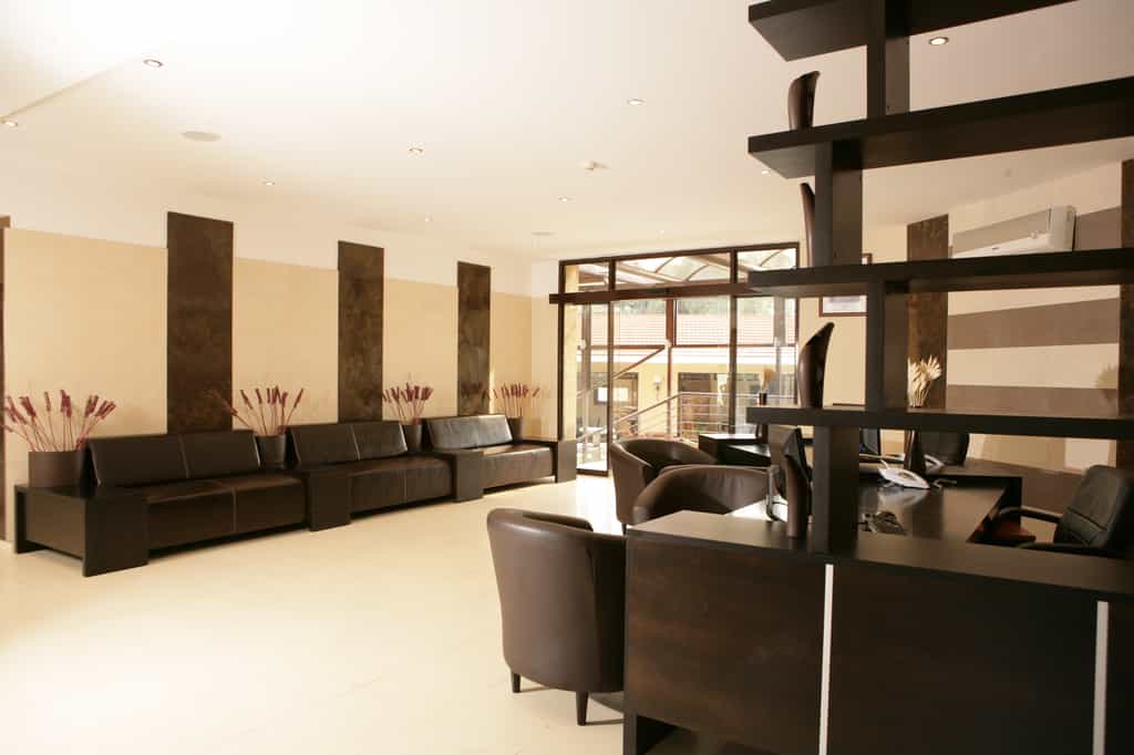 Situated in the upmarket suburb of Kololo in Kampala, only 35 km from the Entebbe airport, Protea Hotel Kampala has fresh, comfortable en-suite rooms with air-conditioning, a business centre, 24 hour reception, 24 hour room service and a fully air-conditioned gym. 