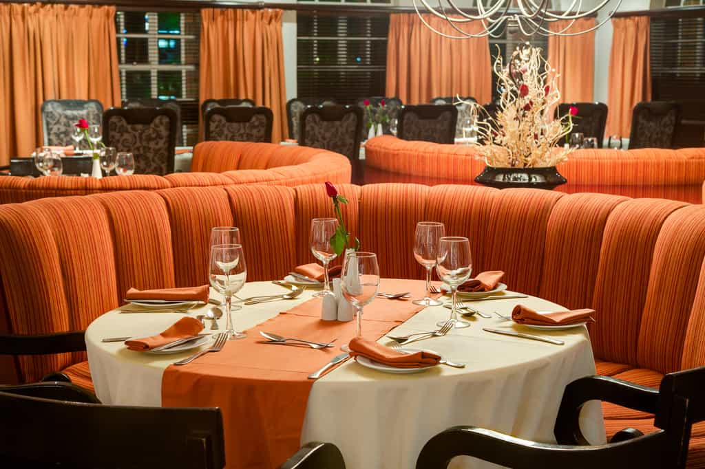 The Protea Hotel Ryalls offers sundowners at the cocktail bar, while dining in the "21" Grill or join us in the Ryalls Restaurant and Coffee Shop where both offer an excellent experience in local taste, colour and cuisine. 