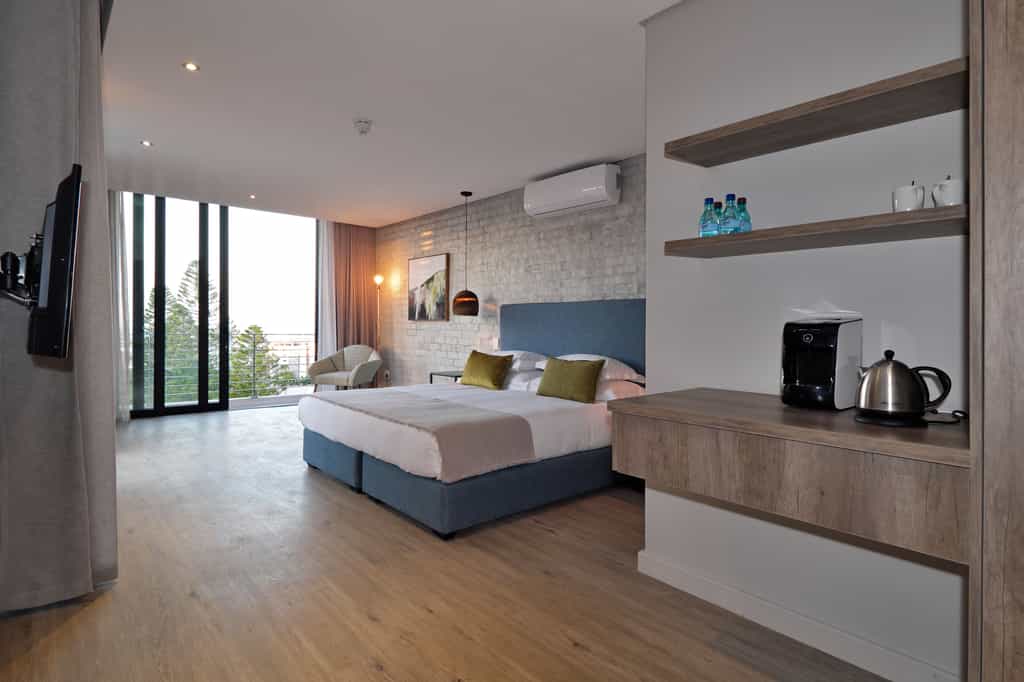 The Lookout Suite proudly presents the city, with sweeping views from either one of its two balconies, to the iconic Cape Town Stadium and on to Robben Island. 