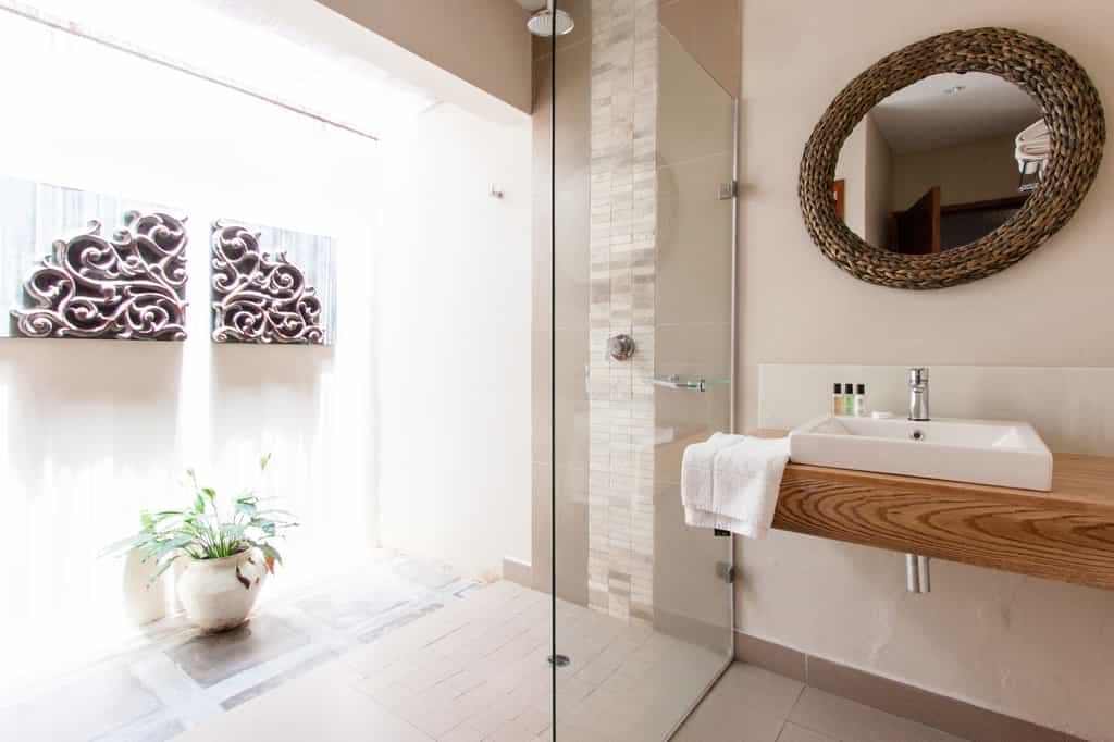 Spacious bahrooms in the Ocean rooms