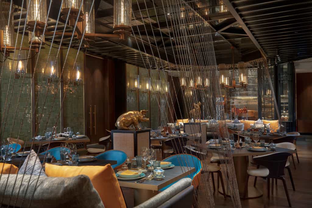 CONTEMPORARY TAKE ON AUTHENTIC CHINESE Zhan Liang presents a fine Chinese dining experience, focusing on signature Cantonese, Sichuanese and Northern Chinese cuisines. Uniquely featuring a premium Tea Library and a centerpiece roasting station.