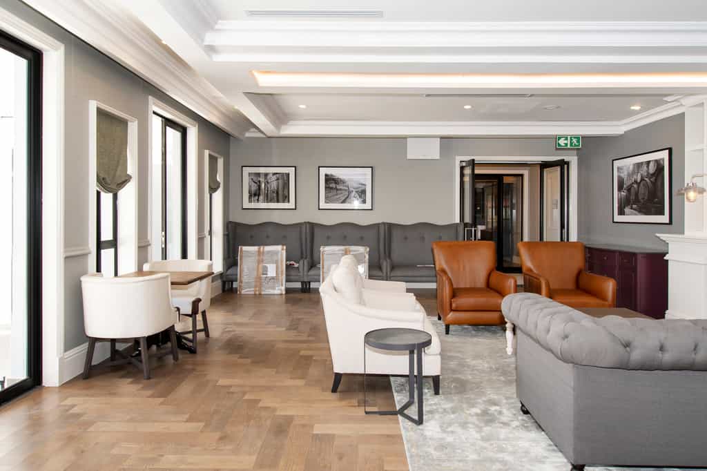 Restaurant serving breakfast, lunch and dinner