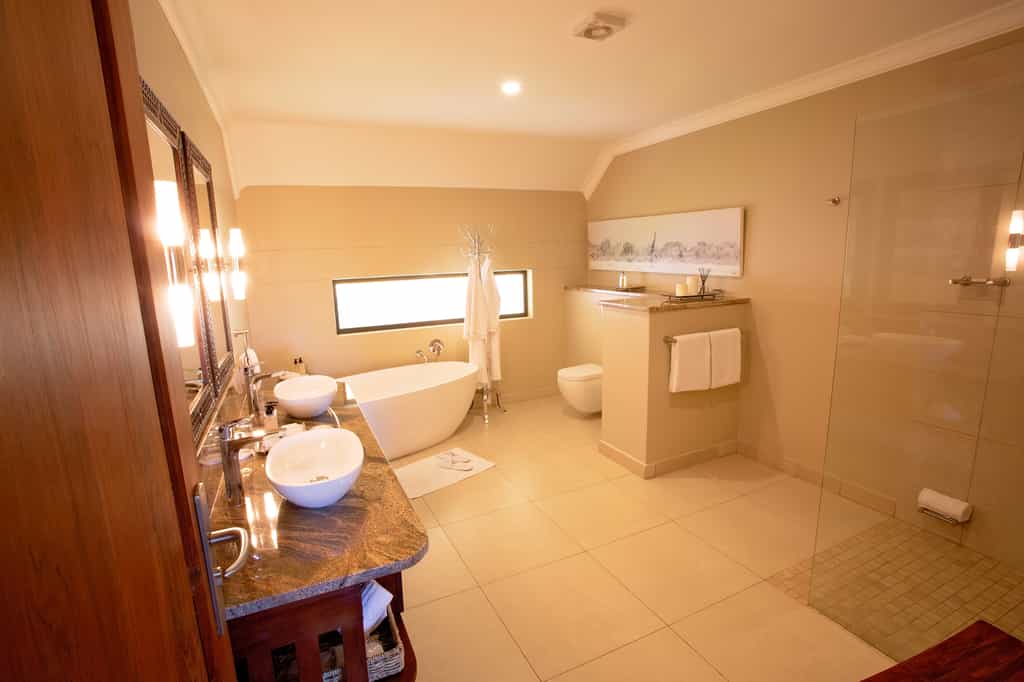 Strathearn Suite, bathroom with free standing bath