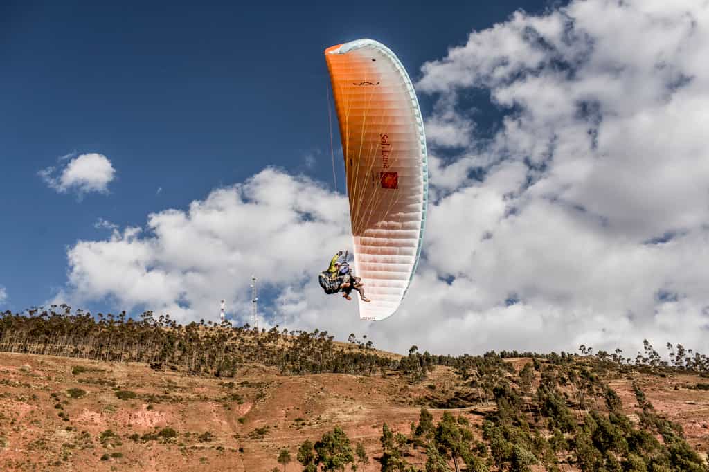 Paragliding, tandem flights over the Andes by Sol y Luna