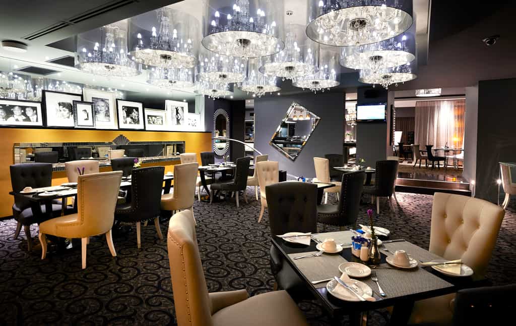 Nobody can afford to be without class in Hollywood, so make sure you're seen dining out in our chic restaurant.   We serve haute cuisine breakfasts, lunches and dinners in the limelight or backstage in the terrace area overlooking the pool, but our fame resounds in our succulent hamburgers and gourmet milkshakes.