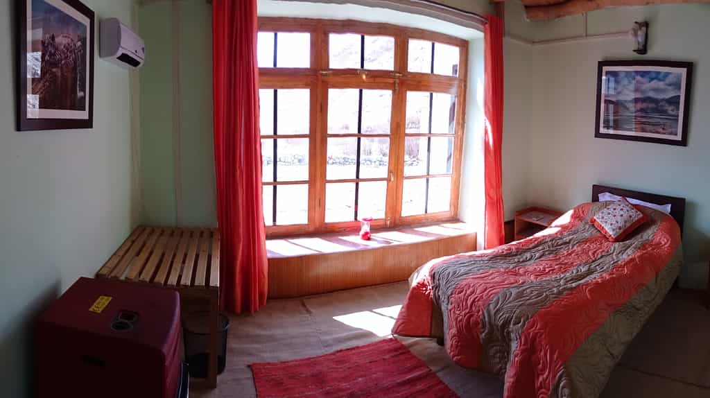 Single room with en suite bathroom