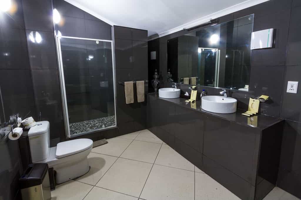 L) Executive Suite (Honeymoon Suite)