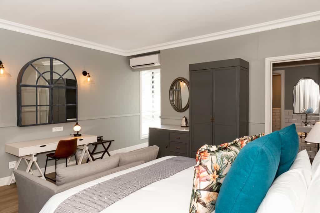 Courtyard Upper level room with bath 