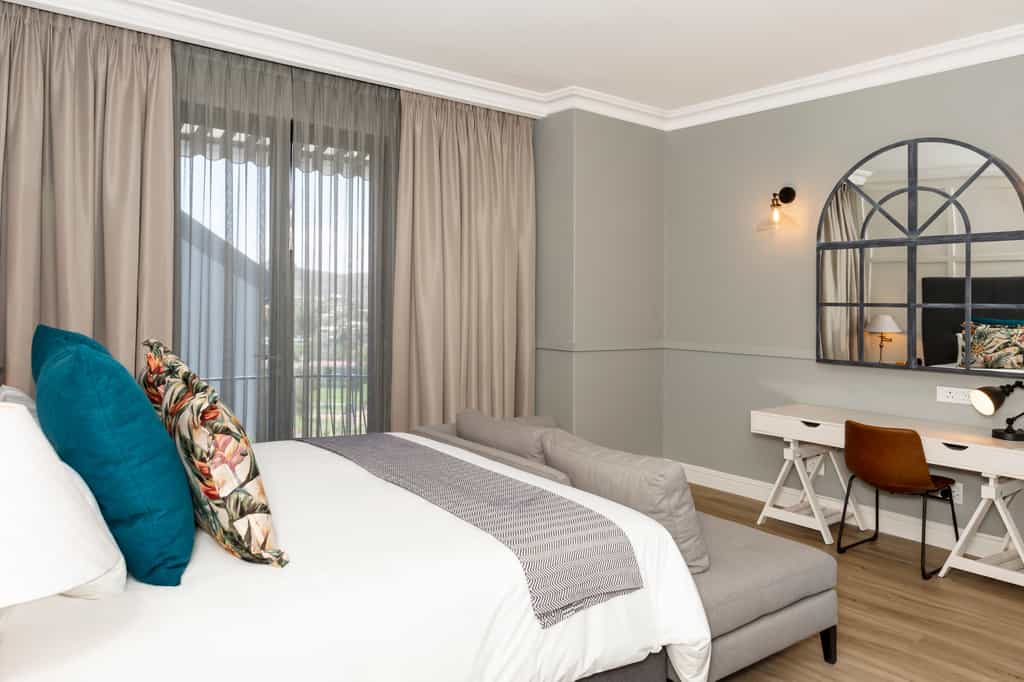 Courtyard Upper level room with bath 