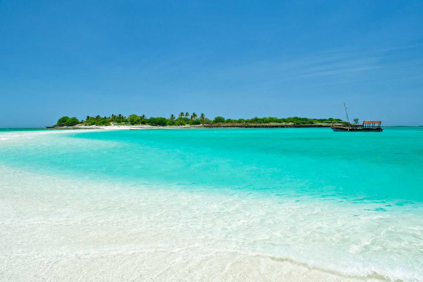 Best beaches for bookworms - dhow boats