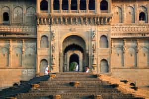 Visit the 18th century Maheshwar Fort