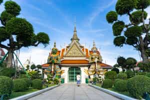 Visit the Buddhist temple of Wat Arun in Bangkok
