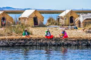 Discover the floating island of Uros