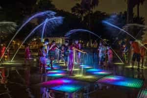 See the rainbow fountains of Parque de la Reserva