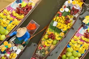 Visit the floating markets in Ayutthaya by boat
