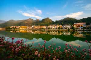 Take a stroll around Sapa Lake