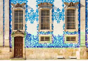 Visit the "chapel of souls" on Rua Santa Catarina